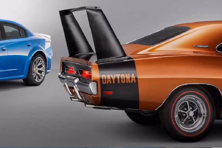 Điểm khiến Charger Daytona nổi bật hơn những chiếc Charger Hellcat Widebody bình thường khác đó là tem trang trí mang chữ Daytona vắt ngang phần đuôi xe, cùng với cánh đuôi dạng nẹp gắn ở phía trên nắp khoang hành lý.