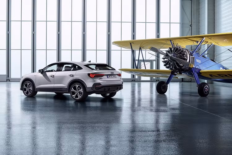 Audi Q3 Sportback sẽ được bán ra tại châu Âu từ mùa thu năm nay. Giá xe Audi Q3 Sportback phiên bản 35 TDI bán ra từ 44.800 USD và bản 45 TFSI là 51.500 USD. Ngoài các màu cơ bản, Audi sẽ cung cấp thêm 2 phối màu đặc biệt cho Q3 Sportback là Edition One Dew Silver (bạc) và Edition One Mythos Black (đen).