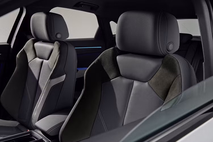 Audi cũng cung cấp cho khách hàng một số tùy chọn ở nội thất như bảng đồng hồ 12,3 inch, cảm biến mở cốp bằng đá chân, ghế thể thao với các đường chỉ tương phản màu. Ghế sưởi ấm hay đèn nền chạy ẩn 30 màu là những tùy chọn đáng chú ý trên Q3 Sportback.
