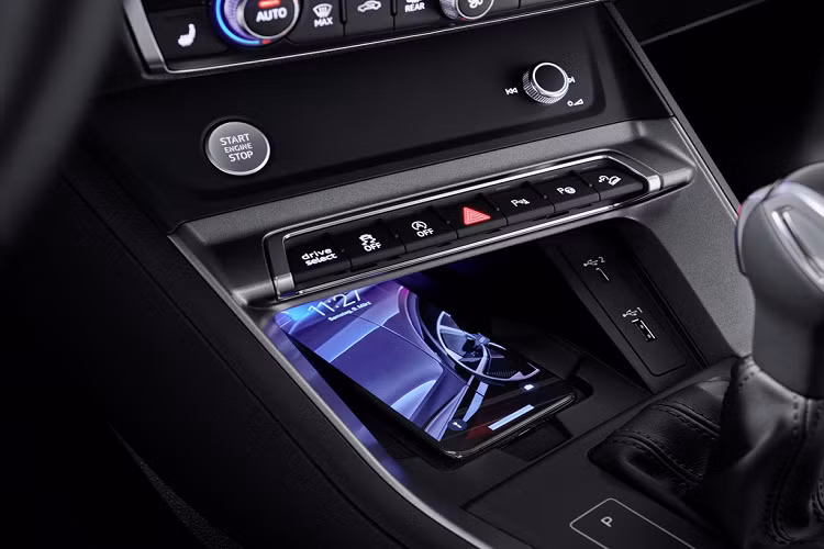 Khách hàng có thể lựa chọn phiên bản Q3 Sportback 45 TFSI cao hơn. Bản này sử dụng động cơ xăng tăng áp 4 xy-lanh 2.0L sản sinh công suất 227 mã lực và mô-men xoắn 350 Nm. Xe vẫn đi kèm hộp số ly hợp kép 7 cấp nhưng hệ dẫn động là AWD.
