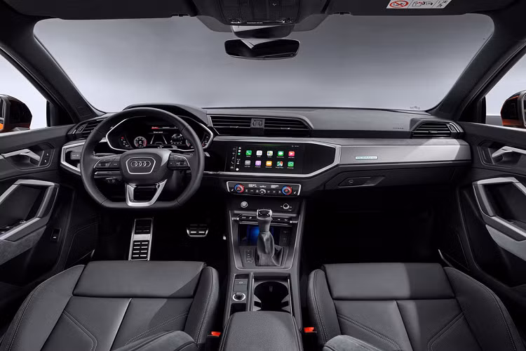 Sự khác biệt của Q3 Sportback chỉ thể hiện ở bên ngoài, bên trong xe không khác biệt nhiều so với Q3 tiêu chuẩn. Một màn hình của đồng hồ hiển thị các thông số 10,25 inch, màn hình thông tin giải trí có kích thước 10,1 inch, được bao bọc bởi các điểm nhấn màu đen.