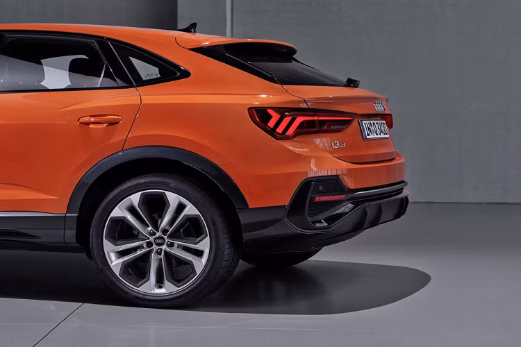 Tương tự Q3 tiêu chuẩn, Q3 Sportback có toàn bộ phần ốp phía dưới làm bằng nhựa đen, từ ốp sườn cho đến cản sau và bộ khuếch tán. Ngoài ra, Q3 Sportback còn có cánh chia gió nhỏ được đặt ở sau mui và các ống xả được giấu kín.