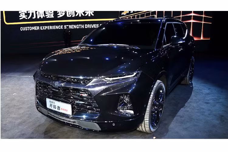 SUV Blazer mang kiểu dáng thiết kế cơ bắp khi được lấy cảm hứng từ dòng xe thể thao Camaro. Tiền đề của Blazer chính là mẫu concept Chevrolet FNR-CarryAll. Kể từ khi xuất hiện, mẫu xe Chevrolet Blazer 2019 đã thu hút người tiêu dùng bởi ngoại hình đẹp mắt.