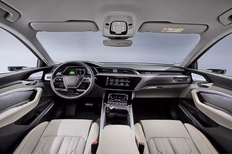 Hãng xe sang Audi cho biết để đạt được tầm hoạt động dài nhất có thể, chỉ có động cơ điện phía sau được sử dụng trong hầu hết thời gian - động cơ phía trước chỉ được kích hoạt khi cần thiết.