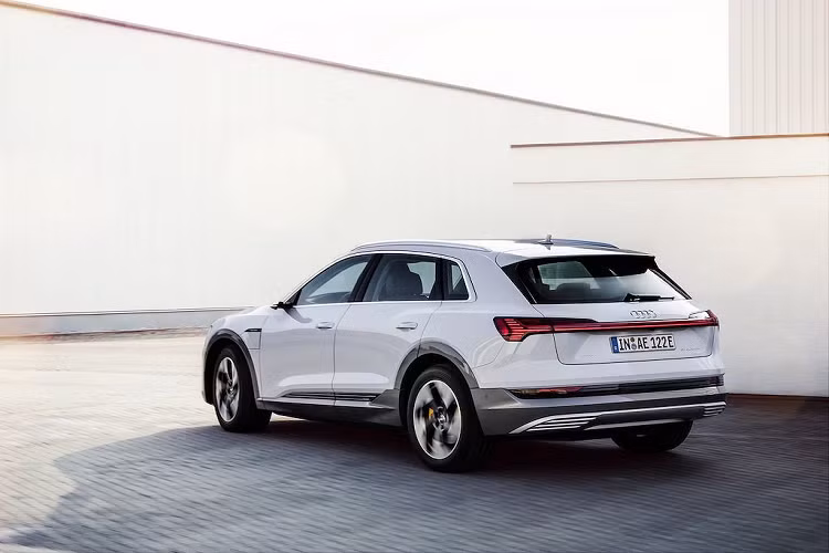 Trong năm nay, Audi sẽ sản xuất e-tron 50 quattro cùng với bản 55 cao cấp hơn tại Bỉ. Giá bán Audi e-tron 50 hiện chưa được công bố.