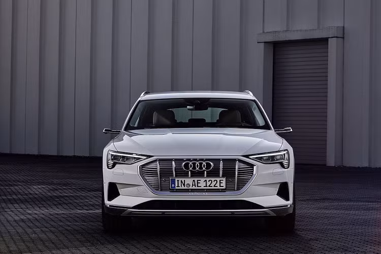 Phiên bản cơ sở mới của E-Tron cũng đi kèm với hệ thống treo khí để đảm bảo sự ổn định và xử lý tuyệt vời. Khả năng tương thích với sạc nhanh vẫn còn, nhưng E-Tron 50 chỉ nhận nguồn tối đa 120kW thay vì 150kW của 55. Thời gian sạc 0-80% của xe chỉ trong khoảng 30 phút.