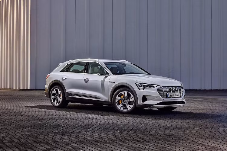 Kể từ khi ra mắt tới nay, mẫu SUV điện Audi e-tron vốn vẫn chỉ được bán với phiên bản cao cấp 55. Để mở rộng dòng xe này, Audi vừa tiếp tục công bố model e-tron 50 mới, chuẩn bị được bán ra vào năm 2020 tới đây. So với e-tron 55, e-tron 50 chỉ có khối pin 71kWh thay vì 95kWh.