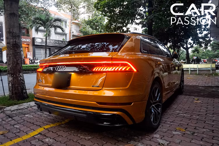 Về kích thước, Audi Q8 sở hữu số đo “ba vòng’ chiều dài x rộng x cao lần lượt là 4.990 x 2.000 x 1.710 mm với chiều dài của trục cơ sở lên đến gần 3.000 mm, nhờ đó mà không gian bên trong xe sẽ rộng rãi hơn so với các đối thủ.