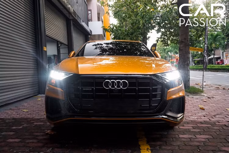Chiếc SUV hạng sang Audi Q8 trong bài viết thường xuất hiện tại các buổi offline của các thành viên CarPassion cũng như từng tham dự nhiều hành trình như chuyến đi Đà Lạt-Nha Trang cách đây không lâu. Về tổng thể, xe sở hữu lớp sơn cam Dragon Orange nổi bật giống với chiếc Q8 được Audi Việt Nam giới thiệu đến công chúng tại triển lãm VMS 2018, điểm khác biệt chính là gói trang bị “Year One Package”.