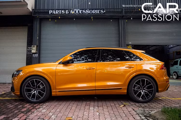 Gói nâng cấp này sẽ khiến ngoại hình của Audi Q8 2019 mới trông thể thao hơn với bộ mâm đa chấu diamond-cut có kích thước lên đến 22 inch, phần cản trước bao gồm lưới tản nhiệt và phần viền hốc gió được sơn đen bóng, thanh kim loại cũng như cản va sau của xe cũng được đen bóng tạo điểm nhấn.