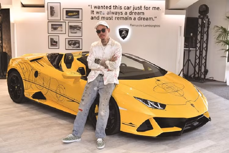 Huracan EVO Spyder đượcc trang bị động cơ V10 5.2 Lit hút khí tự nhiên sản sinh công suất 640 mã lực và mô-men xoắn lên tới 600 Nm, với khả năng tăng tốc từ 0-100km/h chỉ trong vòng 3,1 giây và có thể đạt tốc độ tối đa lên tới 325km/h.