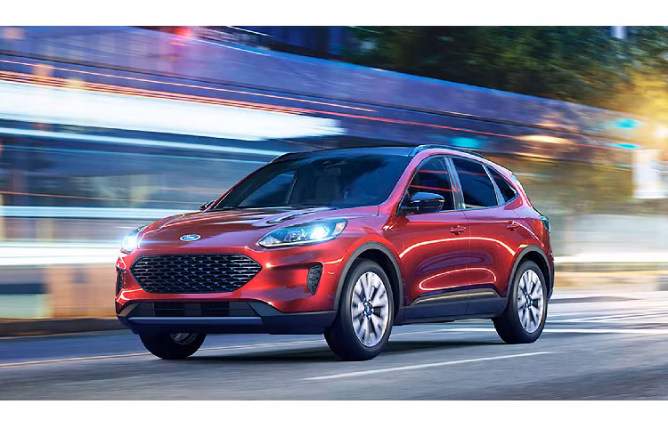 Cụ thể, bản mẫu xe Ford Escape 2020 phiên bản Hybrid Titanium có mức tiêu hao nhiên liệu trên đường đô thị là 37 mpg (6.36 L/100 km), trên đường cao tốc là 44 mpg (5.35 L/ 100 km) và đường hỗn hợp là 41 mpg (5.74 L/100 km). Phiên bản này sử dụng hệ dẫn động cầu trước. Nếu là bản dẫn động AWD thì mức tiêu hao nhiên liệu này sẽ kém hơn một chút.