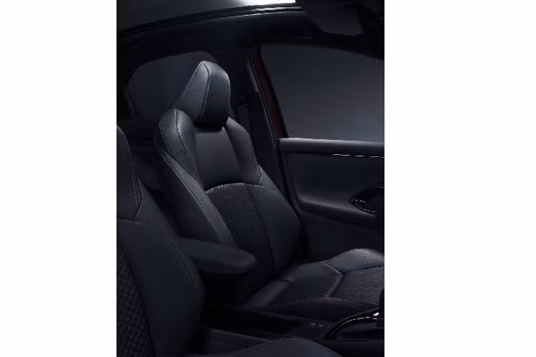 Trên các phiên bản cao cấp nhất, tài xế lái Yaris sẽ được cung cấp các thông tin quan trọng nhất thông qua bảng đồng hồ kỹ thuật số, phía trên kính là màn hình hiển thị HUD màu 10 inch và bên canh là hệ thống thông tin giải trí Toyota Touch cảm ứng. Các trang bị cao cấp khác bao gồm bàn sạc không dây, tay lái có sưởi và đèn chiếu sáng đổi màu LED xung quanh cabin.