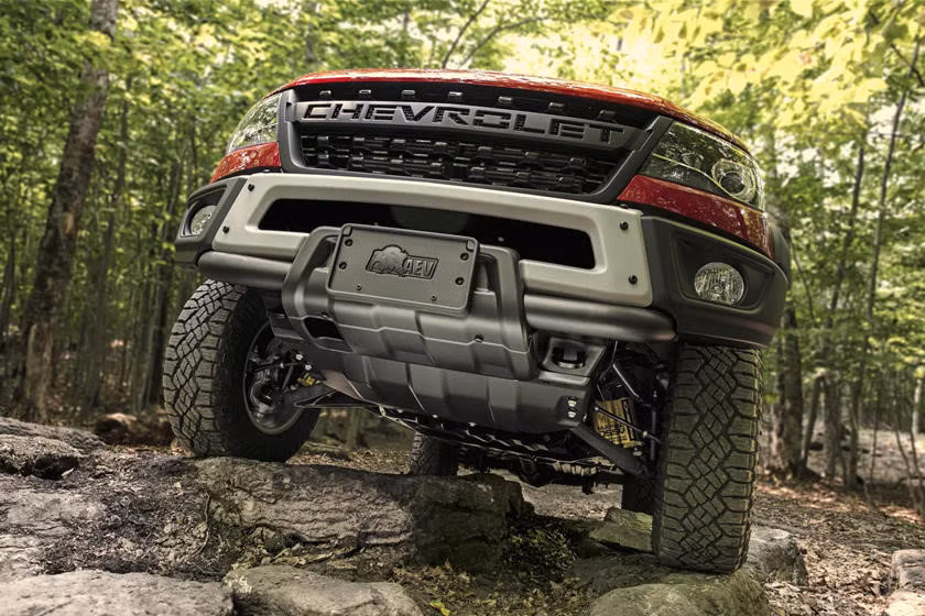 Chevrolet Colorado ZR2 Bison 2019 được giới thiệu là mẫu xe có được khả năng off-road trên nhiều địa hình phức tạp. Đầu xe có khóa vi sai trước và sau, bộ giảm chấn đa cực,.. ... bổ sung các tấm trượt, vòm bánh xe lớn hơn, cản thép được đóng dấu cùng tời phía trước. Khung gầm của xe được trang bị 5 tấm bảo vệ gầm che chắn khu vực xả dầu động cơ, bình xăng, hộp số phụ, vi sai khóa cầu trước và cầu sau. Tất cả đều sử dụng vật liệu thép Boron chất lượng cao.