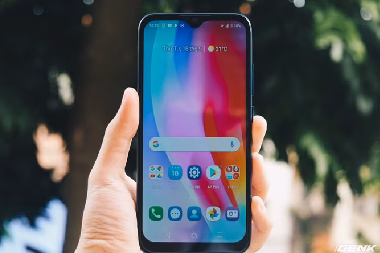 Khác biệt lớn nhất trong thiết kế của Vsmart Joy 2 Plus mới là thiết kế màn hình giọt nước giúp diện tích hiển thị trên màn hình nhiều hơn. Chiếc Joy 1+ trước đây sở hữu "tai thỏ" khá lớn và hơi choán chỗ. Về thông số, màn hình của Joy 2+ có kích thước 6.2 inch, độ phân giải HD+, IPS LCD - gần như không có sự khác biệt so với Joy 1+. 
