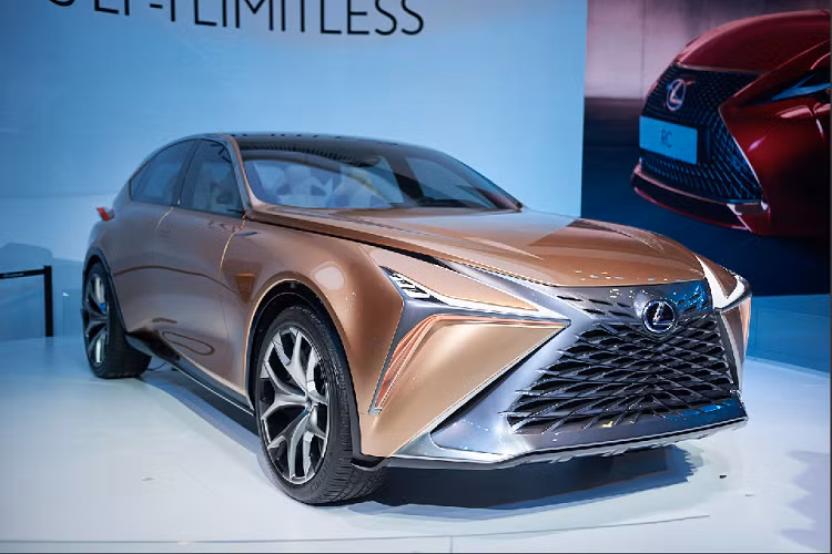 Với mục tiêu xóa bỏ mọi giới hạn, mẫu xe concept lần này đáp ứng tất cả những trải nghiệm phong phú, đẳng cấp của khách hàng. Động cơ của mẫu xe crossover Lexus LF-1 Limitless đem tới khả năng vận hành đầy hứng khởi với nhiều lựa chọn đa dạng như hệ thống pin nhiên liệu, hybrid, plug-in hybrid, xăng hoặc thậm chí cả điện.