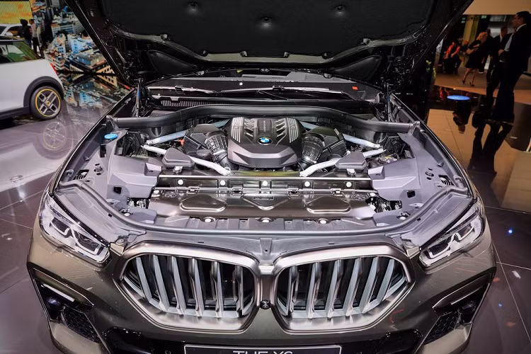 Về truyền động, BMW cho biết X6 M50i 2020 sẽ sử dụng khối động cơ V8 4.4L tăng áp kép cho ra công suất tối đa 523 mã lực cùng mô-men xoắn 750 Nm. Từ đó, mẫu crossover lai coupe hiệu suất cao này chỉ mất 4,2 giây để tăng tốc từ 0 - 100 km/h.