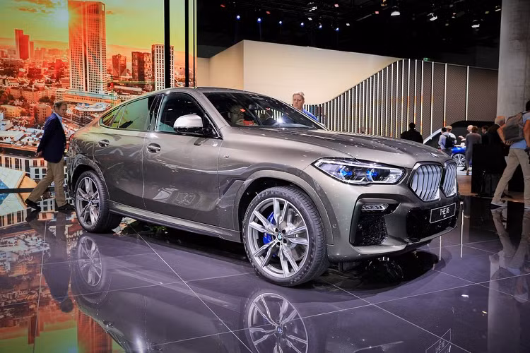Được ra đời cách đây 11 năm, mẫu xe SUV BMW X6 đã đón nhận những thành công ngoài mong đợi của nhà sản xuất. Nó đã buộc các đối thủ truyền kiếp của hãng xe xứ Bavaria như Mercedes-Benz và Audi phải nhanh chóng đưa ra các "quân bài chủ lực" để đối trọng, trong đó nổi bật với những cái tên như GLE Coupe hay Q8.