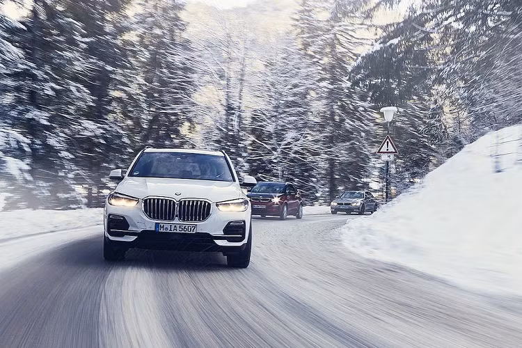 Ngoài cổng sạc nằm ở dè trước bên trái và một số logo eDrive, X5 xDrive45e hoàn toàn không có sự khác biệt về thiết kế so với các phiên bản X5 thường. Hiện giá xe BMW X5 xDrive45e iPerformance 2020 vẫn chưa được công bố.