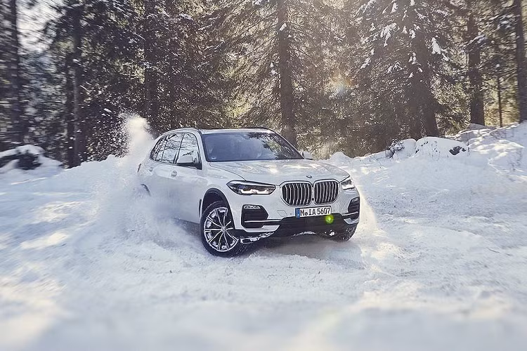 Với động cơ điện bổ trợ, X5 xDrive45e có thể đạt mức tiêu thụ xăng chỉ 1,2 - 1,9l, đo theo chuẩn WLTP. So với các phiên bản thường, khối pin nằm phía sau cốp của X5 xDrive45i đã khiến thể tích khoang hành lý của chiếc xe giảm 150l.