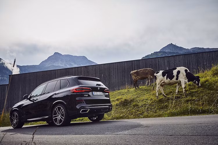 Hưởng lợi từ công nghệ lai xăng-điện eDrive thế hệ thứ 4 mới nhất, BMW X5 xDrive45e 2020 kết hợp hiệu năng vận hành mạnh mẽ với độ tiết kiệm nhiên liệu và thân thiện với môi trường cao.