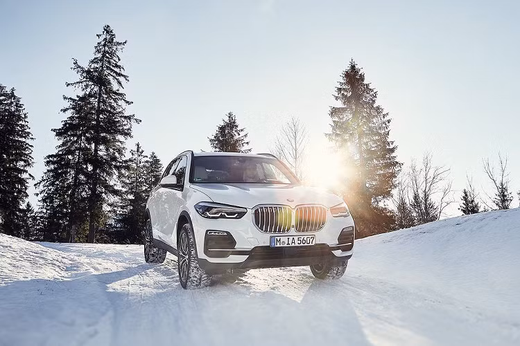 Phiên bản X5 hybrid plug-in này cũng đi kèm với hệ thống treo khí và giảm chấn điều khiển điện tử tiêu chuẩn, với hệ thống đánh lái 4 bánh là trang bị tuỳ chọn. Nó cũng có hệ thống cảnh báo người đi bộ bằng âm thanh - phát ra tiếng ồn để cảnh báo cho người đi bộ xung quanh khi đang chạy trong chế độ chỉ sử dụng động cơ điện.
