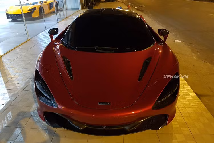 Thân xe của McLaren 720S được tạo thành bởi rất nhiều bộ phận làm từ sợi carbon như bộ chia gió trước, hốc đèn, ốp gương, mui xe, bộ khuếch tán hầm hố phía sau... Kết hợp cùng khung gầm carbon Monocoque II, giúp thân xe cứng và nhẹ hơn 18 kg so với khung Monocoque I trên 650S.