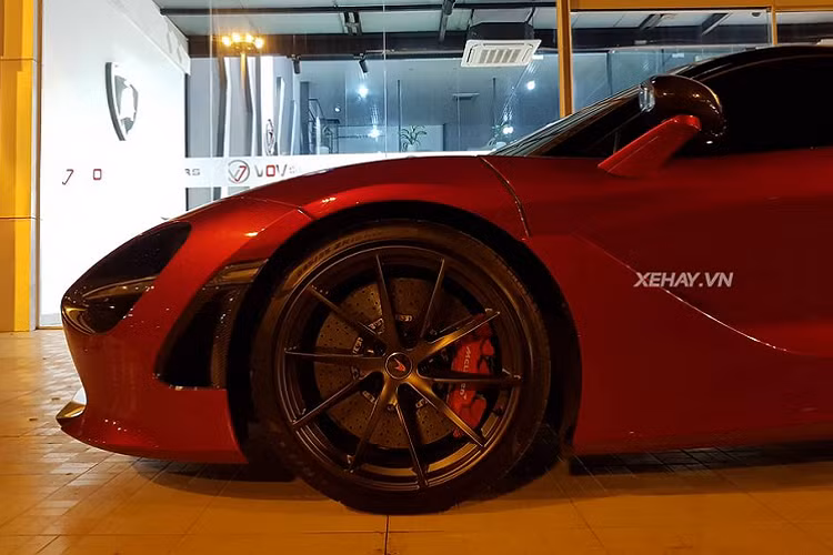 Thêm vào đó, mẫu xe McLaren 720S màu độc này chỉ nặng có 1.283 kg. Ngoài ra, vẻ thể thao đầy ấn tượng của chiếc 720S này còn nằm ở là bộ vành đa chấu sơn đen mờ 19 inch.
