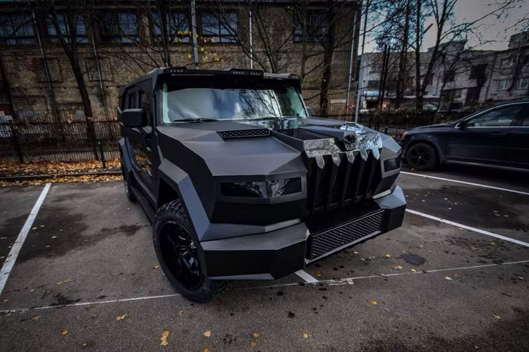 Với ngoại hình vô cùng hầm hố và dữ tợn, Dartz Prombron Black Stallion còn được hãng độ Dartz Motors của Latvia ví như chiếc xe "quái vật" hay "Ghost Rider - trong bộ phim đình đám Ma tốc độ".