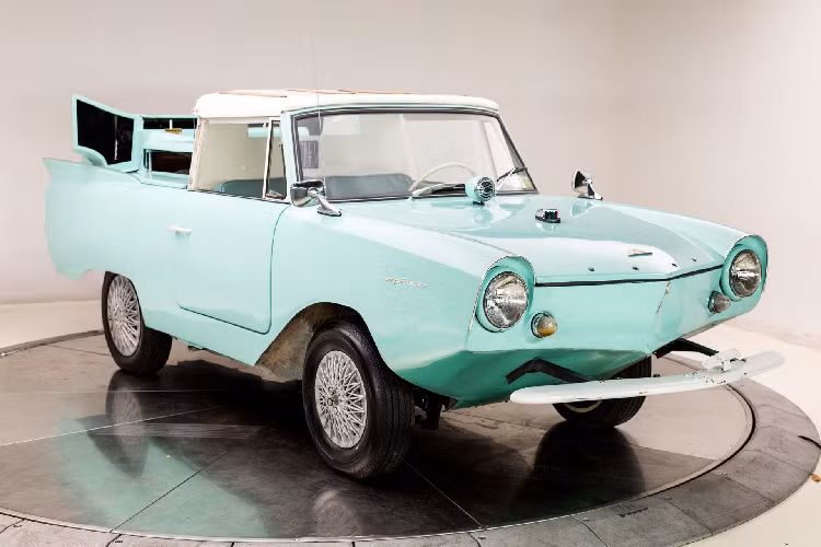 Chiếc xe ôtô mắt ếch sở hữu "biệt tài" lội nước khủng này có tên Amphicar. Nó không được phổ biến khi chỉ có 3.878 chiếc từng được sản xuất, nhưng điều này cũng cho thấy những ý tưởng về xe hơi luôn luôn đặc biệt. Và bây giờ, một trong những chiếc Amphicar đó được rao bán.
