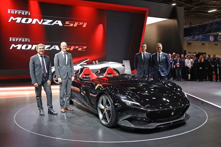 8. Ferrari Monza SP1 &amp; SP2: Có rất nhiều hãng xe đang cố gắng tạo ra những chiếc xe hiện đại với kiểu dáng cổ điển, trong đó có Ferrari. Hãng xe ngựa chồm tạo ra chiếc Monza với 2 phiên bản khác nha bao gồm SP1 (một chỗ ngồi) và SP2 (hai chỗ ngồi). Một trong những người nổi tiếng đặt mua Monza SP2 là Gordon Ramsey, một đầu bếp nổi tiếng trên toàn cầu. Ảnh: Arab Motor World.