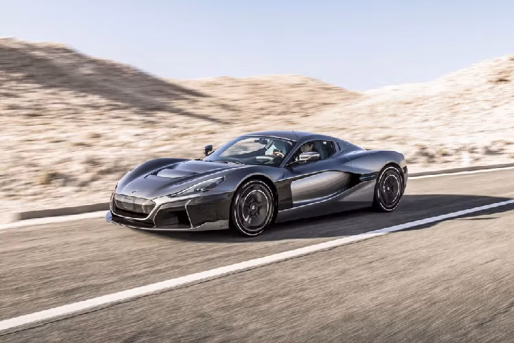 4. Rimac C_Two: Mẫu xe đến từ Croatia gây bất ngờ cho nhiều người khi sản xuất được mẫu ôtô thể thao hiệu suất cao như C_Two. Trước đây, Rimac đã giới thiệu đến thế giới mẫu Concept One và C_Two được đánh giá cao hơn rất nhiều so với mẫu xe đầu tiên Với công suất 1.400 mã lực, Rimac C_Two trở thành một trong những chiếc xe chạy điện có khả năng tăng tốc tốt nhất. Ảnh: Rimac. 