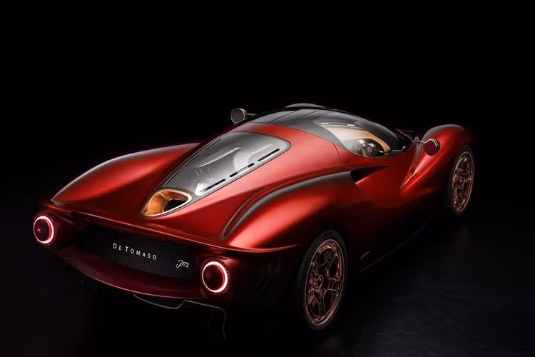 Trong dòng tweet đăng tải hôm 8/7, ông này cáo buộc De Tomaso sao chép siêu xe Ferrari P3/4, đồng thời vay mượn thiết kế của Ferrari P4/5. Riêng phần nội thất được cho là của Pagani.