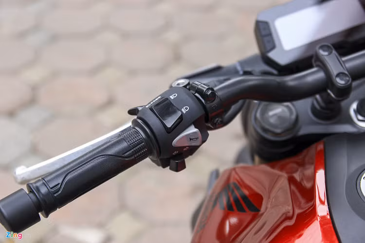 Tay lái có đầy đủ các nút bấm điều khiển chức năng như đề nổ, bật/tắt động cơ hoặc nháy đèn pha. Tính đến nay, Honda đã có cho mình 2 mẫu môtô ở phân khúc 300 phân khối là mẫu cruiser Rebel 300 và naked-bike CB300R. 