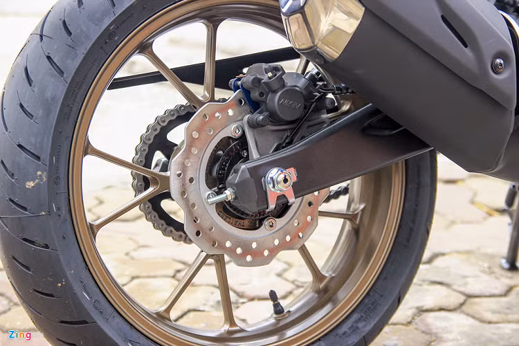 Thông số vành, lốp đều tương tự CB150R nhưng vành xe được sơn màu đồng như CB650R bắt mắt hơn. Cả bánh trước và sau đều được trang bị hệ thống chống bó cứng phanh (ABS). Ngàm phanh trước 4 piston và sau 2 piston. Đĩa phanh đường kính 220 mm. 