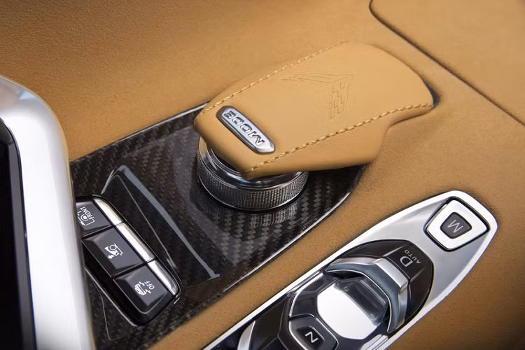Corvette Stingray 2020 sở hữu buồng lái nền tảng xe kỹ thuật số mới của GM, bao gồm vô lăng 2 chấu tích hợp lẫy chuyển số mang thiết kế gọn gàng, vuông vắn giúp người dùng quan sát bảng đồng hồ kỹ thuật số 12 inch mà không bị chắn tầm nhìn, màn hỉnh cảm ứng trung tâm, hệ thống âm thanh tiêu chuẩn 10 loa và tùy chọn hệ thống Bose Performance Series 14 loa, sạc điện thoại không dây,...
