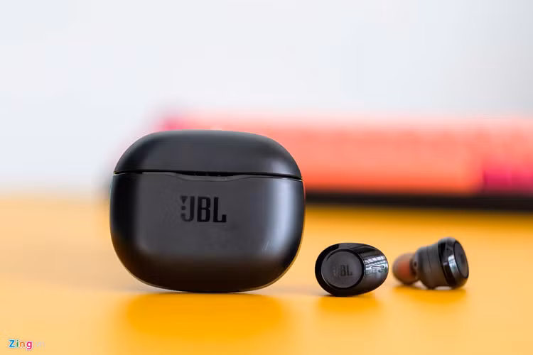 Tuần trước, tôi bị mất chiếc tai nghe AirPods đời đầu. Để thay thế, tôi đã thử Tune 120 TWS. Đây là mẫu tai nghe True Wireless mới của JBL. Thiết bị đang được chào bán với giá 2,4 triệu đồng. 