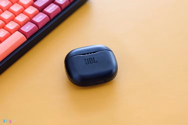 Kích thước hộp của model này được làm to và thô hơn so với AirPods 2. Bên cạnh đó, tai nghe Tune 120 TWS sử dụng chất liệu nhựa, hơi bóng, dễ trầy, xước. 
