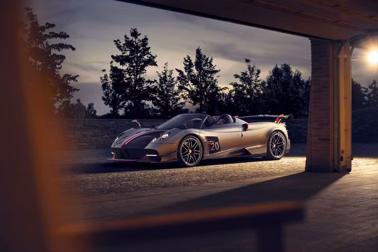 Nối tiếp phiên bản Coupe, Pagani Huayra Roadster BC vừa được giới thiệu có giá lên đến 3,5 triệu USD và sản xuất giới hạn 40 chiếc trên toàn thế giới. Nếu tính vui, giá niêm yết 3,5 triệu USD cho một chiếc Huayra BC Roadster có giá trị bằng 10 chiếc Lamborghini Aventador nếu tính trung bình mỗi chiếc 350.000 USD, hay hơn 100 chiếc Toyota Camry XSE (V6 3.5L) có giá 34.850 USD tại Mỹ.