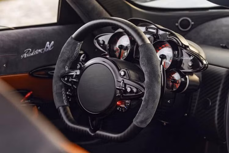 Chắn chắn hãng xe Ý sẽ sớm thông báo rằng đã bán hết 40 chiếc Huayra Roadster BC này. Muốn đi nhanh hãy mua một chiếc Lamborghini, muốn trở thành tâm điểm của sự chú ý ở mọi nơi trên thế giới hãy mua siêu xe Pagani, và tất nhiên rằng nó cũng nhanh.