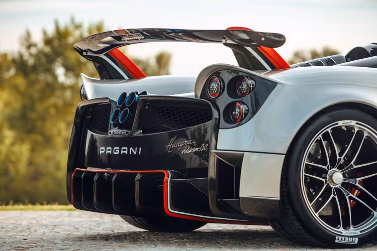 "Trái tim" của siêu phẩm Huayra Roadster BC là khối động cơ V12 6.0L (5.980cc) Mercedes-AMG V12 6.0 lít tăng áp kép (twin-turbocharged) sản sinh công suất "khiêm tốn" lên đến 800 mã lực và mô-men xoắn cực đại 1.050Nm đạt được tại dải vòng tua máy 2.000 – 5.600 v/p.