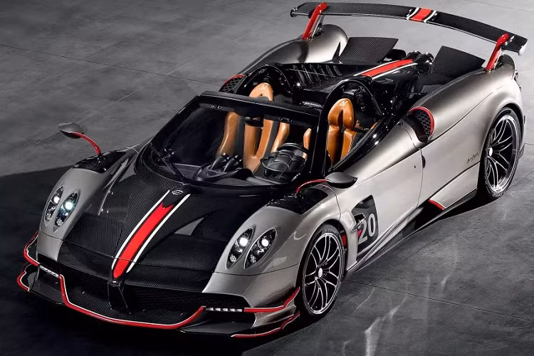 Cách đây 8 năm, hãng xe Ý đã gây bất ngờ khi giới thiệu siêu xe Pagani Huayra Coupe tại Geneva Motor Show 2011. Mang biệt danh ‘’Thần gió’’ – Huayra ra đời với nhiệm vụ thay thế dòng xe Zonda đàn anh, Huayra Coupe được sản xuất giới hạn 100 chiếc trên toàn thế giới và 100 chiếc đã nhanh chóng có chủ khiến nó trở thành dòng siêu xe hàng hiếm.