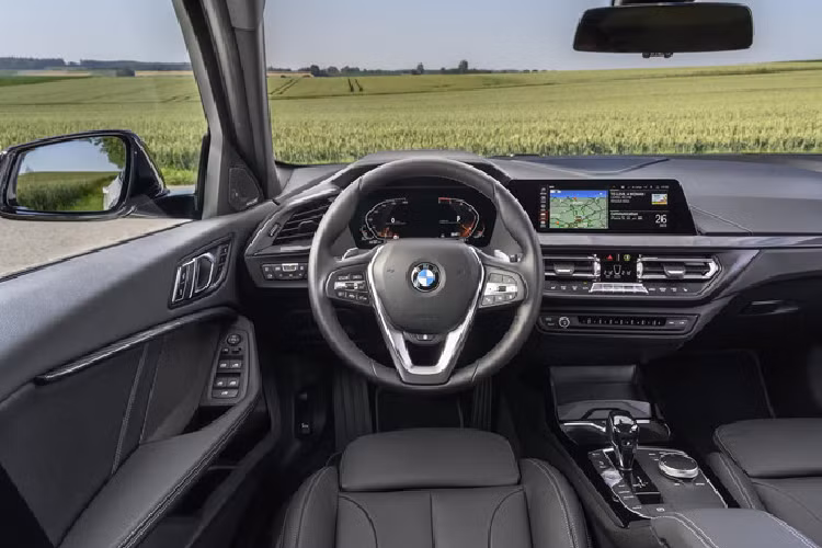 Thứ hai là phiên bản mạnh nhất M135i xDrive sử dụng động cơ xăng tăng áp 2.0L với công suất tối đa 302 mã lực và mô-men xoắn cực đại 450 Nm. Đi kèm với đó là hộp số tự động 8 cấp. Thời gian tăng tốc của bản M135i xDrive từ 0 - 100 km/h chỉ giới hạn trong 4,8 giây trước khi đạt vận tốc tối đa 250 km/h.