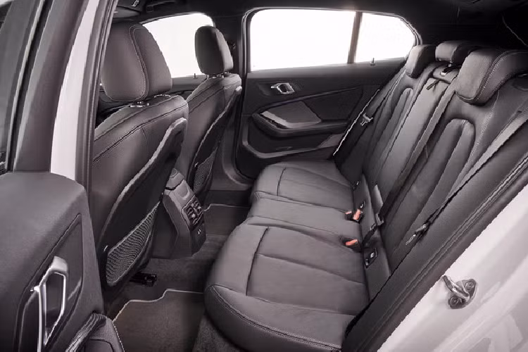 Về truyền động, hãng xe sang BMW mang tới cho khách hàng 5 tuỳ chọn động cơ trên 1-Series 2020, bao gồm 2 bản máy xăng và 3 bản máy dầu. Cụ thể, đầu tiên là phiên bản 118i sử dụng động cơ xăng tiêu chuẩn 3 xy-lanh 1.5L cho ra công suất 139 mã lực và mô-men xoắn 240 Nm. Đi kèm với đó là hộp số sàn 6 cấp hoặc hộp số tự động ly hợp kép 7 cấp.