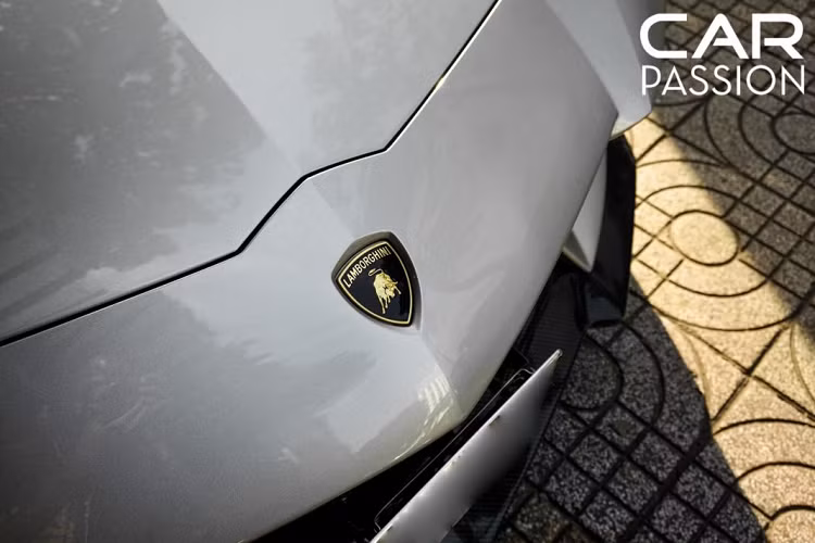 Lamborghini Aventador LP700-4 sử dụng động cơ V12, dung tích 6.5 lít, sản sinh công suất cực đại lên đến 700 mã lực và chỉ mất 2,9 giây để tăng tốc từ 0-100 km/h trước khi đạt tốc độ tối đa 349 km/h.