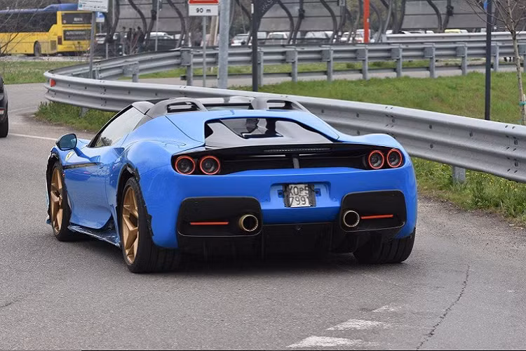 6,34 triệu Euro, đúng vậy, đó chính là giá bán Ferrari J50 "hàng hiếm" trên thị trường xe cũ. Với giá bán này, bạn thậm chí có thể mua được 15 chiếc Ferrari 812 Superfast, hai chiếc Bugatti Chiron hoặc ba chiếc Koenigsegg Regera mới cứng.