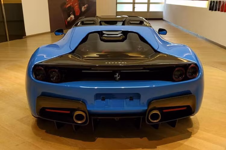 Được phát triển trên nền tảng của siêu xe Ferrrari 488 Spider, J50 sở hữu phần mui được lược bỏ và không thể đóng lại. Bên cạnh đó, một số chi tiết khác bên ngoài nội thất được thiết kế lấy cảm hứng từ những mẫu xe mui targa của Ferrari trước đây như Dino 246 GTS và 308 GTS. Phần cản xe cũng được thiết kế lại thanh mảnh hơn, đèn xe được dẹt mỏng chứ không còn kéo cao như trên 488 Spider.