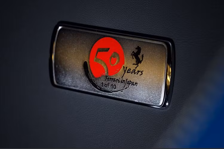 Bên trong, nội thất được giữ nguyên như trên Ferrari 488 GTB. Chiếc J50 này sở hữu nội thất được bọc da màu xanh dương kết hợp cùng những đường chỉ khâu tương phản màu vàng ở ghế và phần dưới bảng táp-lô. Xung quanh khu vực vô-lăng, chủ nhân đã tinh tế chọn da màu vàng nổi bật. Với một chiếc đặc biệt như J50, sợi carbon là vật liệu không thể thiếu bên trong nội thất.