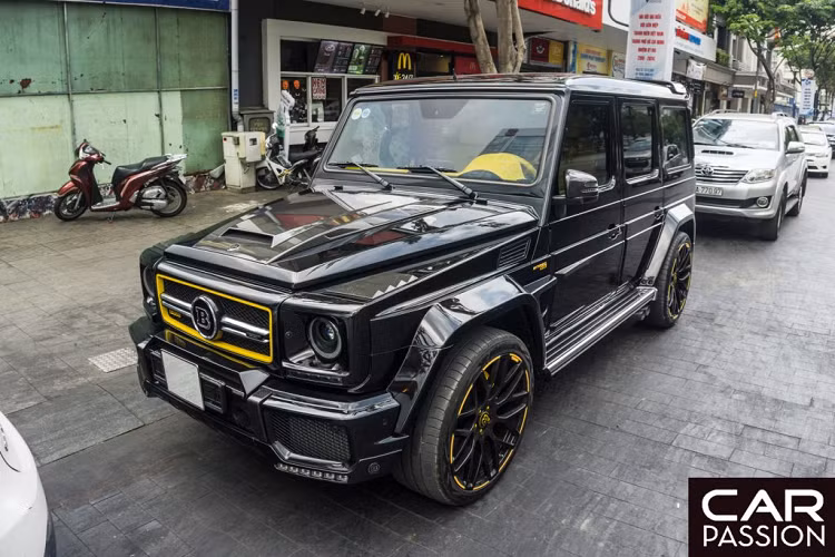 Với thiết kế có phần mềm mại và mang nét hiện đại, không quá khó hiểu khi những chiếc Mercedes-Benz G63 AMG mới đang ngày một được lòng khách hàng Việt Nam hơn. Tuy vậy, thế hệ trước của dòng xe được mệnh danh là “ông vua địa hình” này vẫn có một sức hút nhất định nhờ vẻ ngoài nam tính và thiết kế vuông vức đặc trưng suốt hơn 40 năm qua.