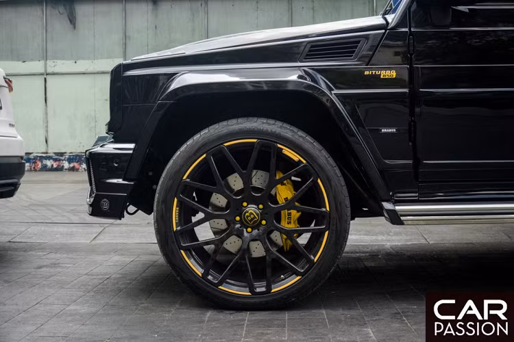 “Ông vua địa hình” Mercedes-Benz G63 AMG sử dụng khối động cơ V8 Biturbo có dung tích 5.5 lít, sản sinh công suất tối đa 571 mã lực và chỉ mất 5,4 giây để tăng tốc từ 0-100 km/h. Tốc độ tối đa của xe là 230 km/h. Nếu được hiệu chỉnh lại khối động cơ V8 với gói độ Brabus 850, dung tích của động cơ sẽ được nâng từ 5.5 lít lên mức 5.9 lít và công suất tối đa của xe sẽ đạt mức 838 mã lực, mô men xoắn cực đại sẽ lên đến 1.448 Nm.